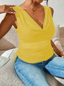 Dettaglio di top giallo smanicato con scollo a V, coulisse laterale e drappeggio.