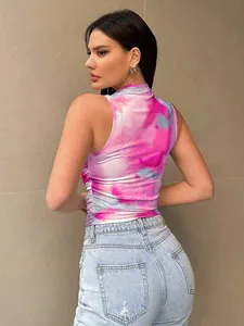 Vue arrière d'un débardeur en maille tie-dye rose tendance porté par un mannequin.
