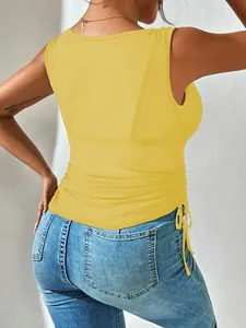 Vista posteriore di un crop top giallo senza maniche con coulisse laterale e vestibilità slim
