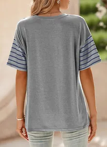 Rückansicht eines grauen T-Shirts mit blau gestreiften Ärmeln und Rundhalsausschnitt.