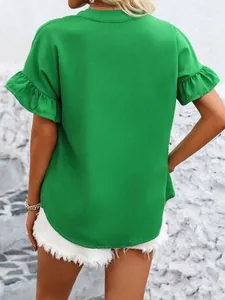 Dettaglio posteriore di una camicetta verde a maniche corte con eleganti volant chic