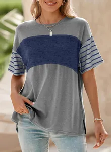 Detailansicht der gestreiften Ärmel und des Color-Block-Musters an diesem lässigen T-Shirt