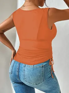 Vista posteriore dettagliata di un crop top senza maniche arancione vivace con coulisse
