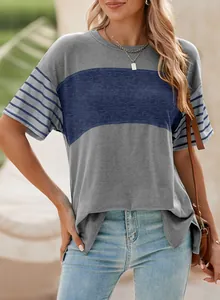 Detailansicht eines lässigen Damen-T-Shirts mit Rundhalsausschnitt und gestreiften Ärmeln