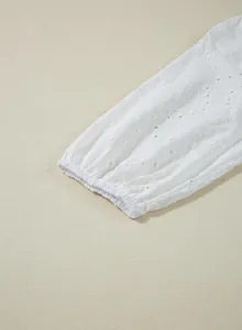 Nahaufnahme des weißen Bestickte-Ärmels mit elastischem Blumen-Manschetten-Detail