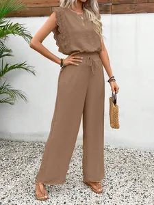 Schickes braunes zweiteiliges Sommerset mit ärmellosem Spitzentop und weiter Hose