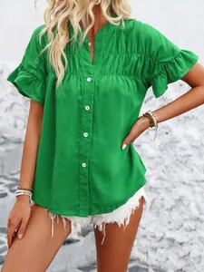 Camicia da donna verde vibrante a maniche corte con volant e bottoni stile casual estivo