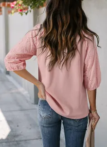 Detailansicht der Rückseite eines rosa Damen-Waffelstrick-Tops mit bestickten Ärmeln