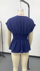 Vue arrière détaillée d'un haut à basque bleu marine avec taille smockée élastique