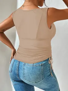 Vista posteriore dettagliata di un top smanicato beige arricciato con jeans in denim.