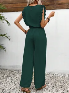 Rückansicht eines dunkelgrünen ärmellosen Jumpsuits mit Spitzenbesatz und weitem Bein für Sommer.