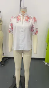 Vue de face d'une blouse blanche à col en V avec des motifs floraux colorés sur un mannequin