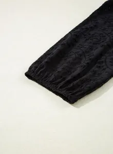 Detail eines schwarzen Bestickte Ärmels mit elastischem Bund an einem Sommer-Top