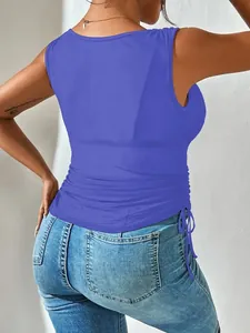 Vista posteriore dettagliata di un crop top blu senza maniche con scollo a V e coulisse