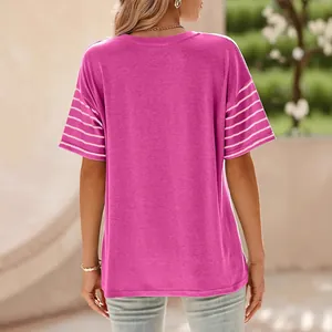 Lässiges pinkes Rundhals-Kurzarm-T-Shirt mit kontrastierenden Streifenärmeln