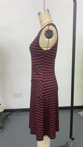 Seitenansicht eines ärmellosen, rot-schwarz gestreiften Midikleides an einem Mannequin-Torso