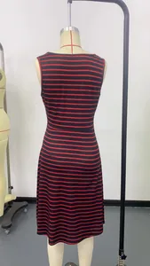Rückansicht eines rot-schwarz gestreiften, ärmellosen, mittellangen Kleides am Mannequin