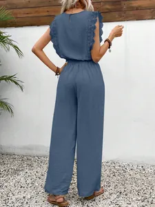 Rückansicht eines blauen ärmellosen Zweiteilers mit Spitzenbesatz und weiter Hose
