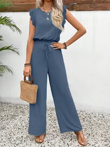 Modell trägt blaues zweiteiliges Freizeitset mit Spitzenbesatz und weitem Bein.