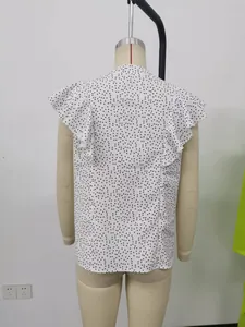 Rückansicht einer weißen Chiffonbluse mit Polka-Dots und gestuften Rüschenärmeln.