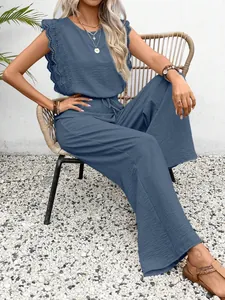 Schickes zweiteiliges Sommer-Outfit mit blauem Spitzenoberteil und weiter Hose für Damen