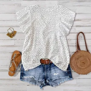 Elegante weiße Polka-Dot-Chiffonbluse mit Rüschen-Prinzessärmeln und einem V-Ausschnitt.