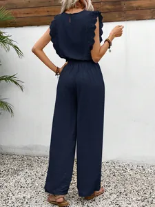 Rückansicht eines marineblauen Sommer-Sets mit eleganten Spitzendetails am Rücken