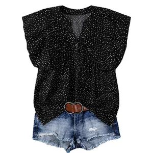 Elegante schwarze Punkte-Chiffonbluse mit Prinzessinnenärmeln und Denim-Shorts im Set