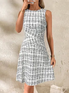 Detailansicht eines weißen ärmellosen Karokleids mit elegantem Faltenwurf in der Taille