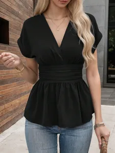 Détail du haut noir à col en V pour femme avec taille plissée et basque évasée élégante