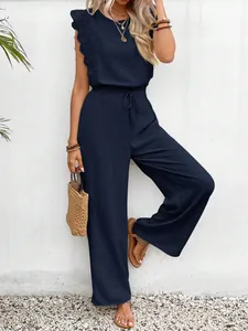 Vollansicht eines eleganten dunkelblauen Jumpsuits mit dekorativer Spitze und Kordelzug