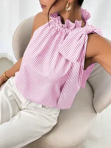 Detail van roze gestreepte mouwloze top met ruffelhals en een elegante strik op de schouder