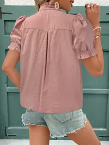 Vue arrière détaillée d'une blouse en coton rose poudré avec manches bouffantes et volants