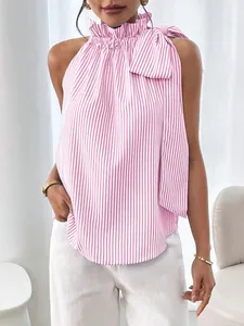 Elegante roze gestreepte mouwloze top met ruffelhals en strikdetail op de schouder