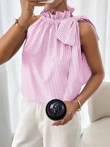 Detail van roze gestreepte mouwloze top met ruffelhals en een strikknoop op de schouder