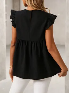 Gedetailleerd achteraanzicht van een stijlvolle zwarte blouse met ruches en peplumtaille.