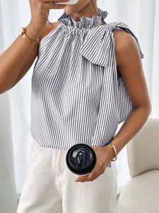 Detailopname van mouwloze gestreepte blouse met ruffelhals en een strik op de schouder
