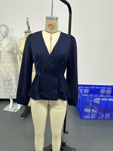 Detailansicht der marineblauen Langarm-Wickelbluse mit Schößchen am Mannequin