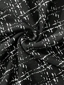 Makro-Detailaufnahme der schwarz-weißen abstrakten Streifenmuster-Stofftextur und Material