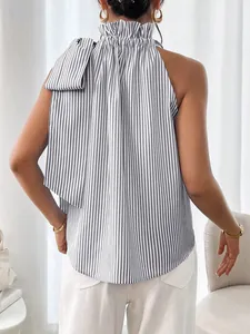 Achteraanzicht van een gestreepte mouwloze top met ruffelhals en strikdetail aan de zijkant.
