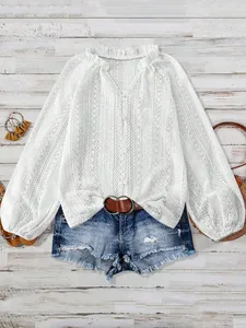 Vue détaillée de la chemise blanche en dentelle évidée avec col en V et boutonnage