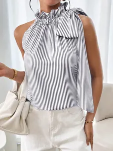 Detail van een gestreepte mouwloze blouse met ruffelkraag en een grote schouderstrik.