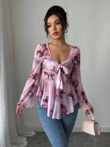 Dettaglio della blusa floreale francese con scollo quadrato e fiocco frontale.