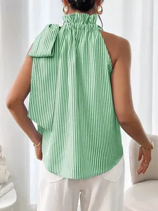 Achteraanzicht van een mouwloze groen gestreepte top met ruffelhals en strikdetail