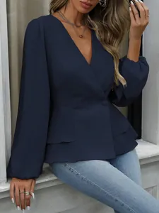 Elegante dunkelblaue V-Ausschnitt-Bluse mit gestuftem Schößchensaum und Zierknöpfen