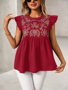 Elegante rode etnische blouse met fijn bloemenborduursel en stijlvolle ruchesmouwen