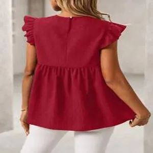Achteraanzicht van een rode peplum blouse met vlindermouwen en een geplooide taille