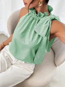 Detail van een groen-wit gestreepte top met een elegante ruffelhals en strikdetail.