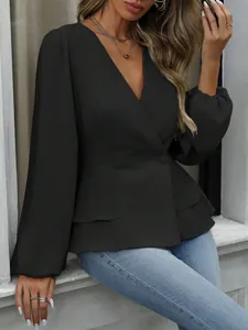 Elegante schwarze Schößchenbluse mit V-Ausschnitt, Rüschensaum und langen Ärmeln