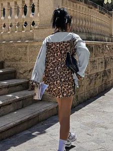 Πίσω όψη ενός μοντέρνου patchwork πουκάμισου με λεοπάρ σχέδιο και ρίγες σε oversized γραμμή